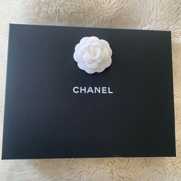 Authentic CHANEL clutch - Picture 13 of 15